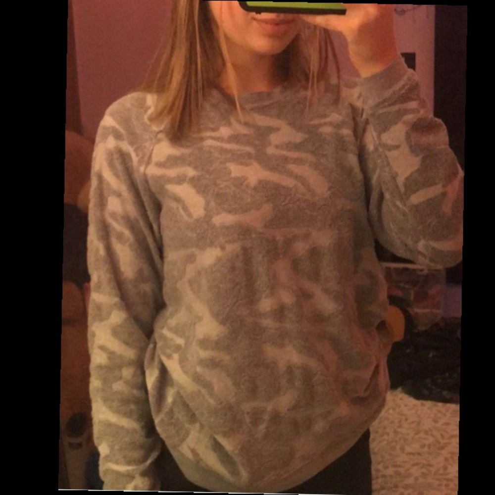 Jessica Simpson grey camo patter sweater